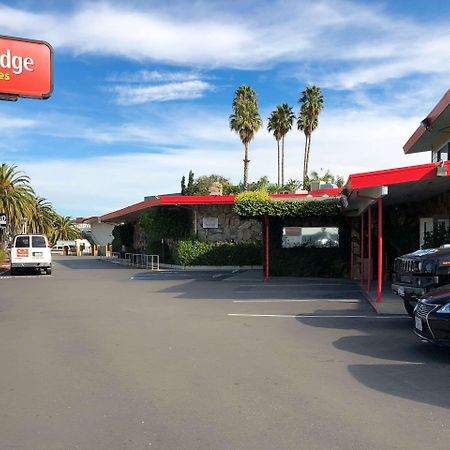 Econo Lodge Inn & Suites Oakland Airport מראה חיצוני תמונה